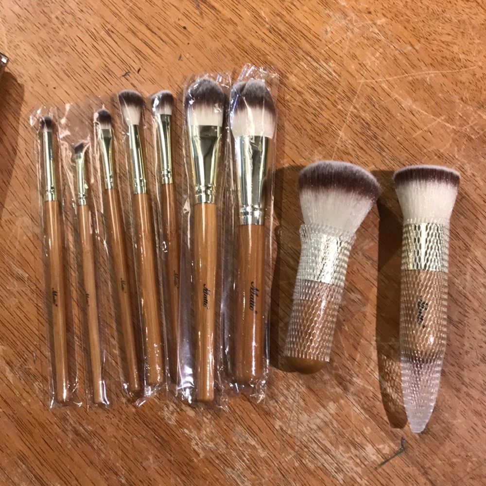 Makeup brush set and travel bag
